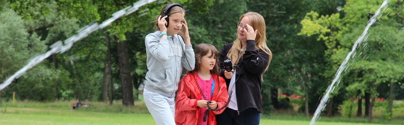 Kinder, die eine Sendung aufnehmen